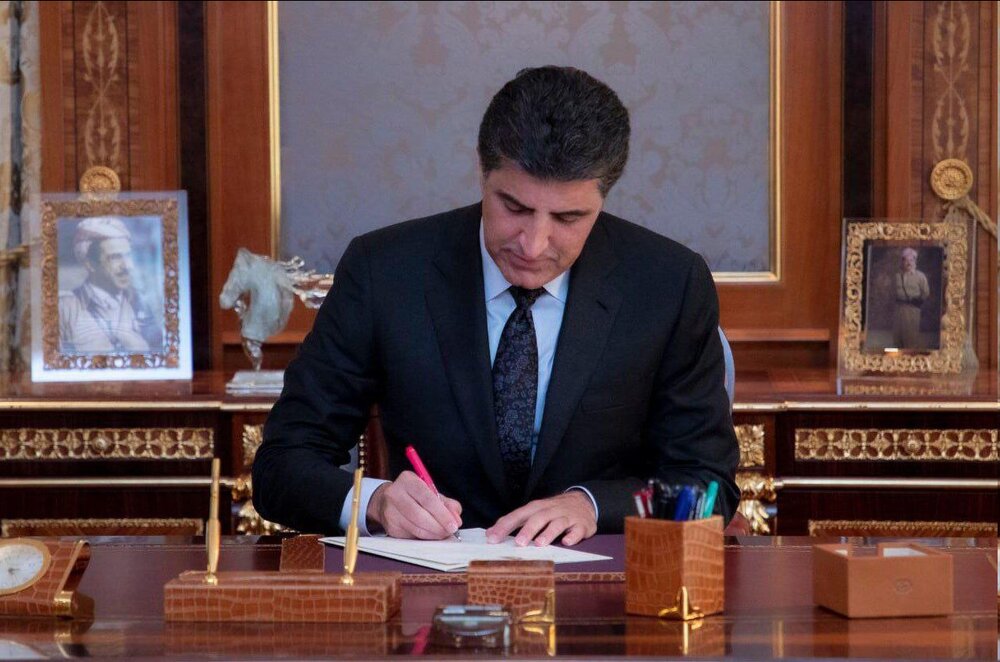 بارزانی: از تصمیم پ.ک.ک برای انحلال و گذاشتن سلاحها بر روی زمین حمایت میکنیم